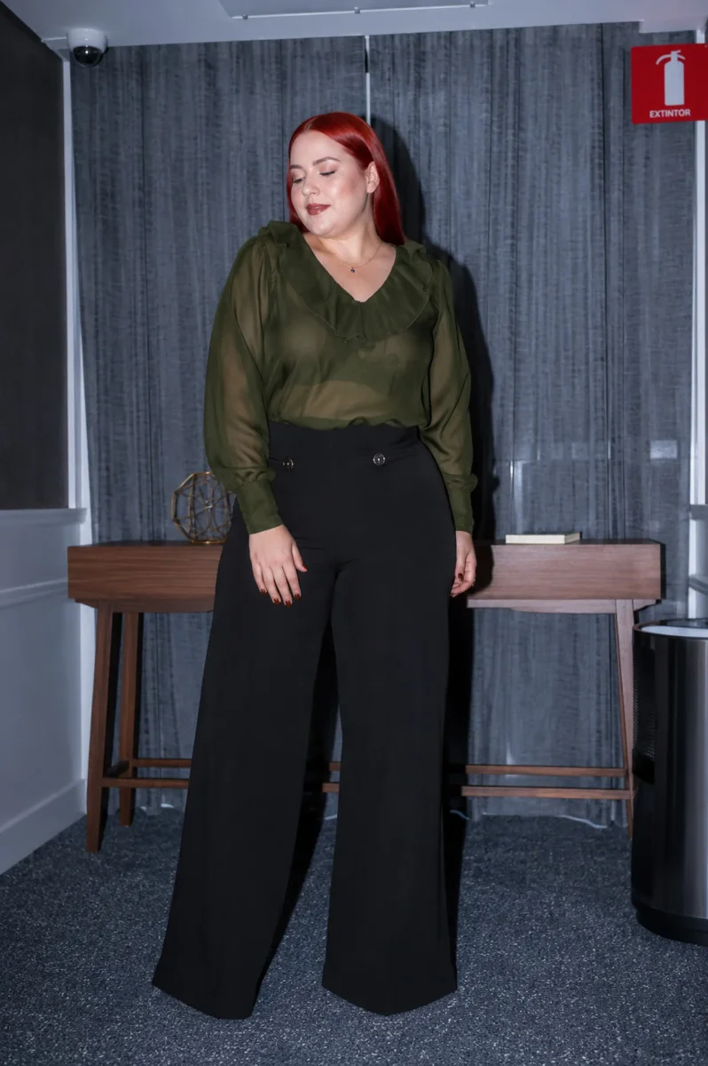 Blusa Curvy con Escarola Olivo Femenina Detalle Cuello Atemporal - Imagen 4