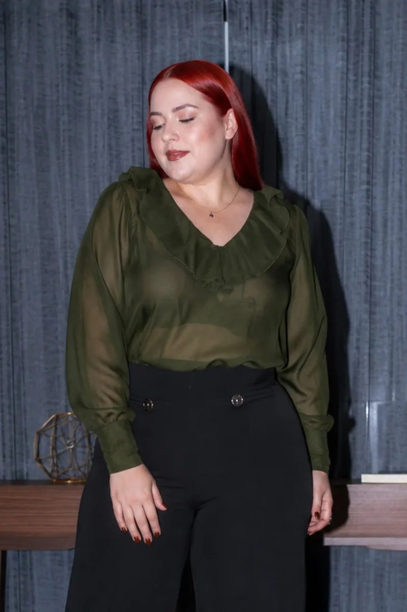 Blusa Curvy con Escarola Olivo Femenina Detalle Cuello Atemporal - Imagen 2