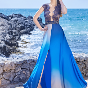 Vestido largo con cuerpo encaje y falda en tonos azules.