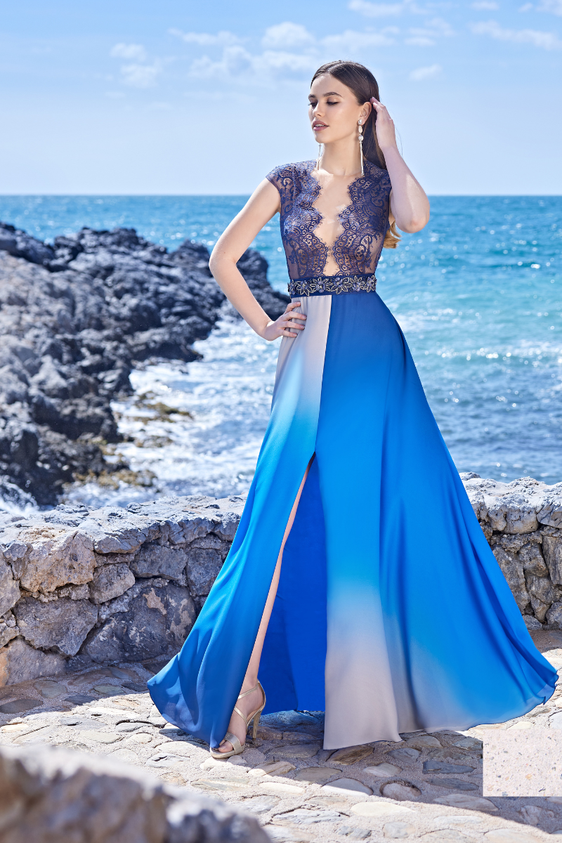 Vestido largo con cuerpo encaje y falda en tonos azules.