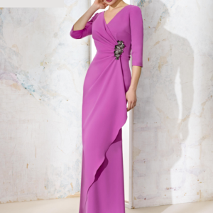 Vestido largo de madrina en crepé con escote a pico.