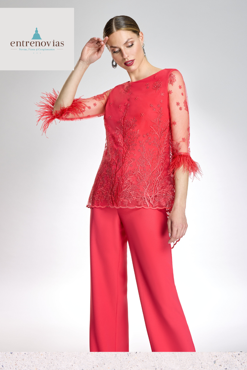 Conjunto pantalón y blusón en color coral intenso.