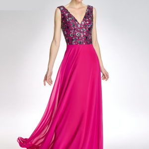 Vestido de invitada largo con cuerpo de tul bordado y falda de gasa.