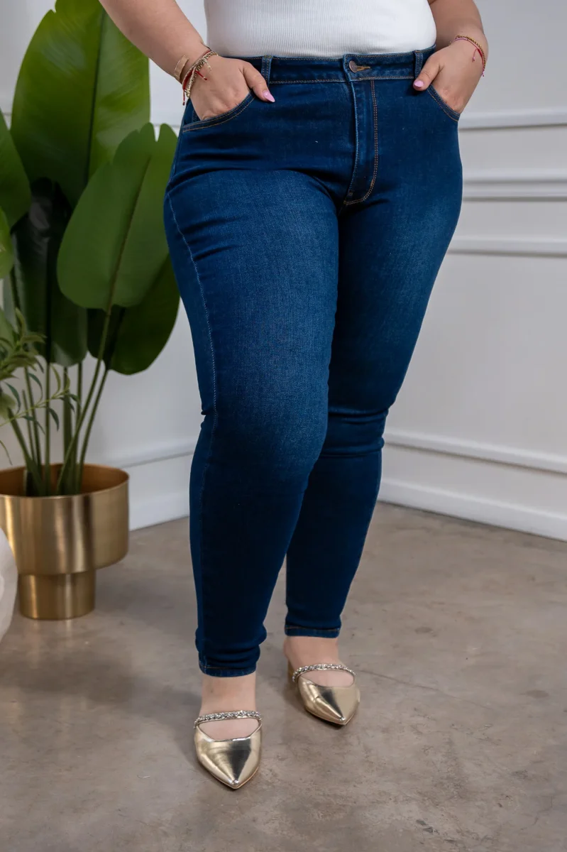 Jeans Curvy High Rise Skinny Liso Oscuro Realza Figura - Imagen 2