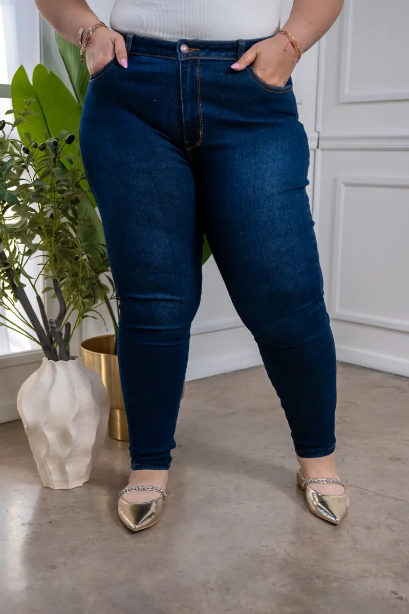 Jeans Curvy High Rise Skinny Liso Oscuro Realza Figura - Imagen 6