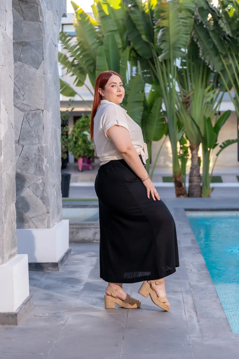 Camisa Curvy Texturizada con Bolsa Ivory Suave Versátil - Imagen 4