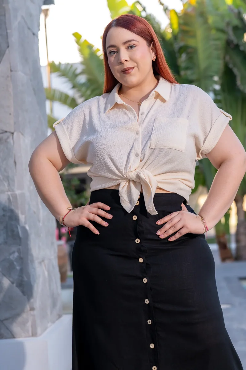 Camisa Curvy Texturizada con Bolsa Ivory Suave Versátil - Imagen 2