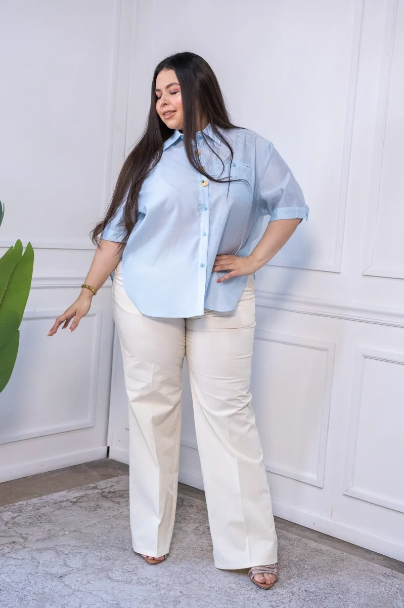 Camisa Curvy Lisa con Botones Azul Versátil Profesional - Imagen 4