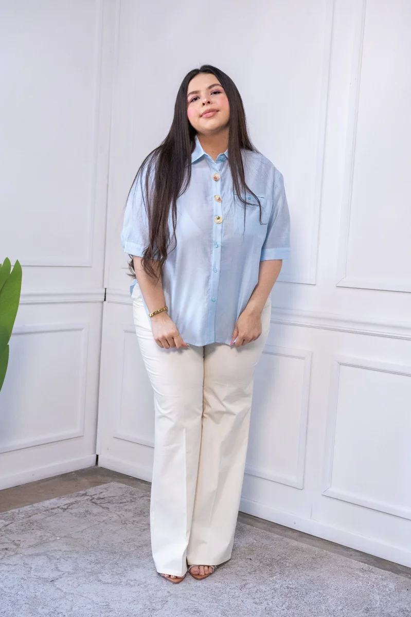 Camisa Curvy Lisa con Botones Azul Versátil Profesional - Imagen 5