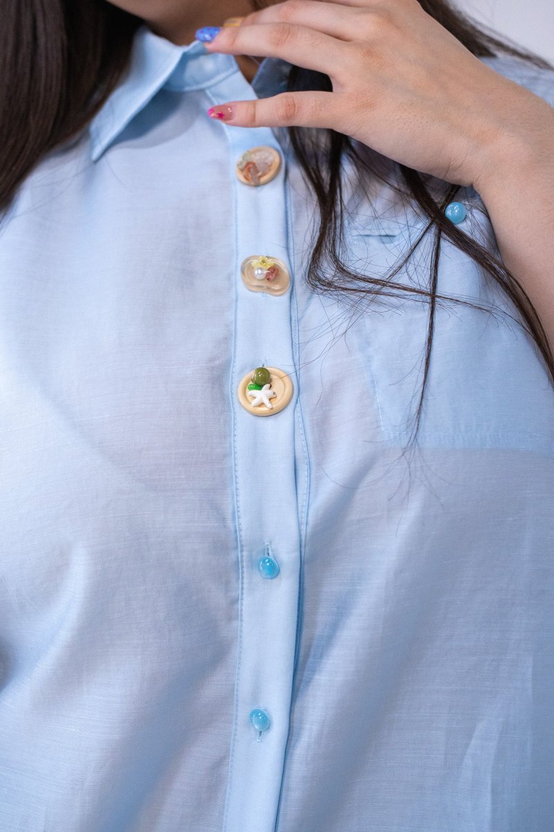 Camisa Curvy Lisa con Botones Azul Versátil Profesional - Imagen 7
