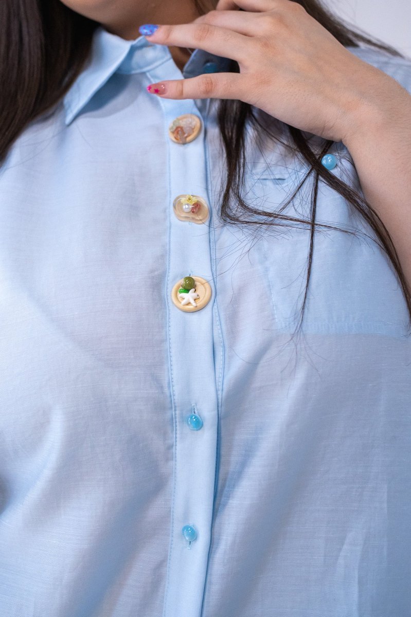 Camisa Curvy Lisa con Botones Azul Versátil Profesional - Imagen 8