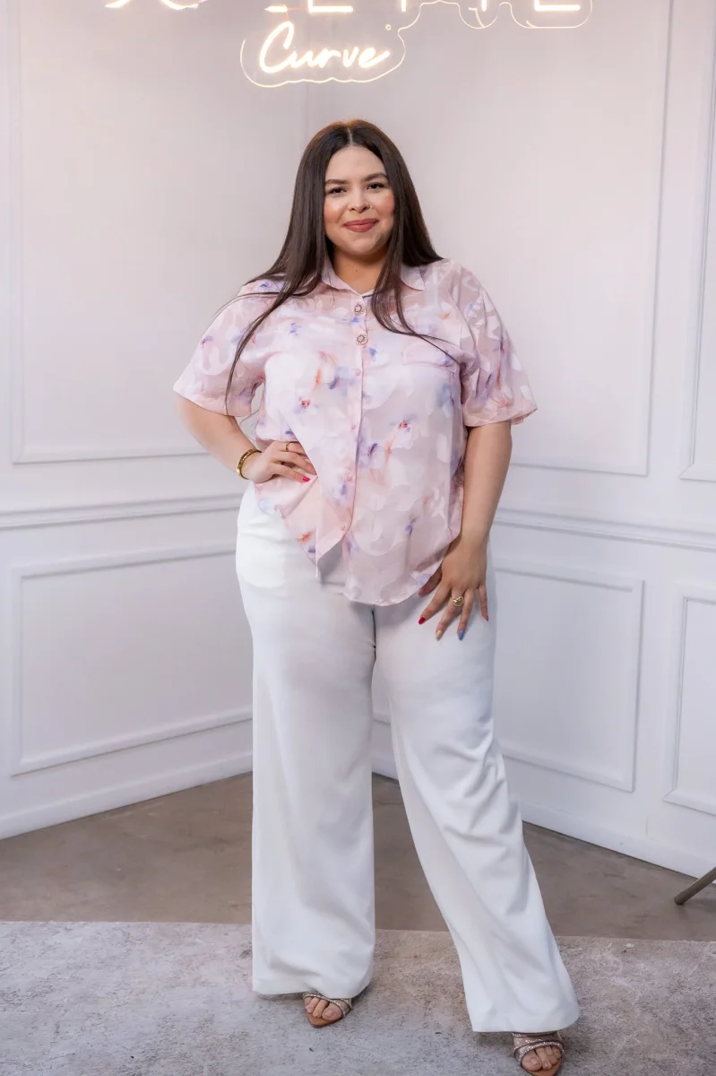 Camisa Curvy Estampada Floral Rosa Manga al Codo Favorecedora - Imagen 5