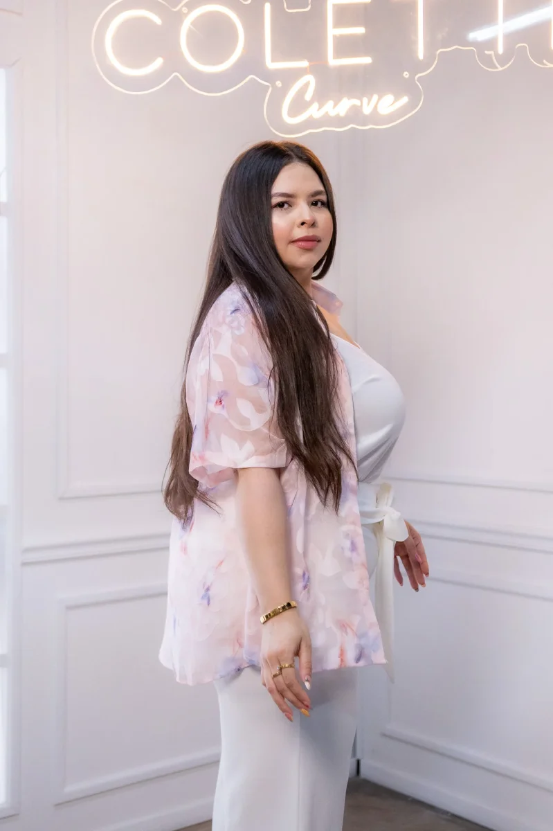Camisa Curvy Estampada Floral Rosa Manga al Codo Favorecedora - Imagen 9