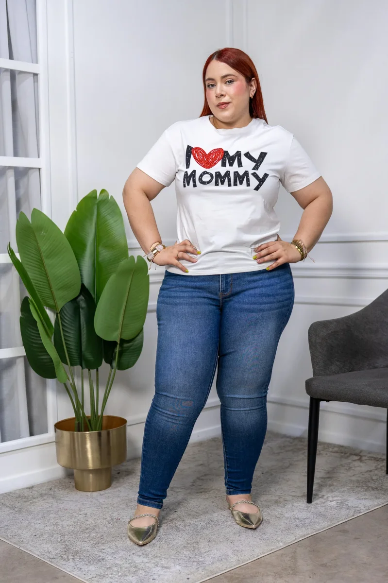 Playera Curvy I Love Mom con Brillos Blanca Regalo Mamá - Imagen 4
