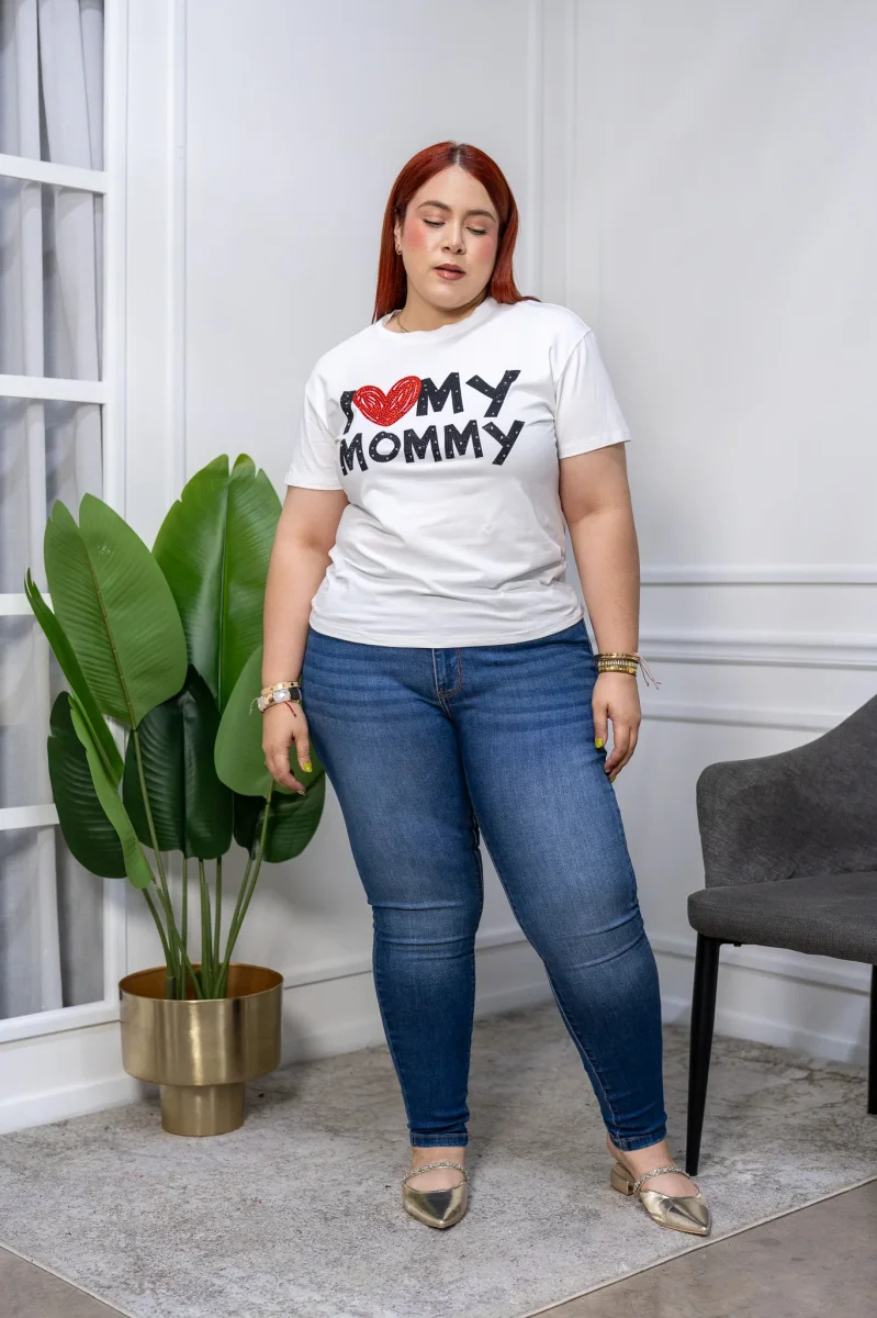 Playera Curvy I Love Mom con Brillos Blanca Regalo Mamá - Imagen 5