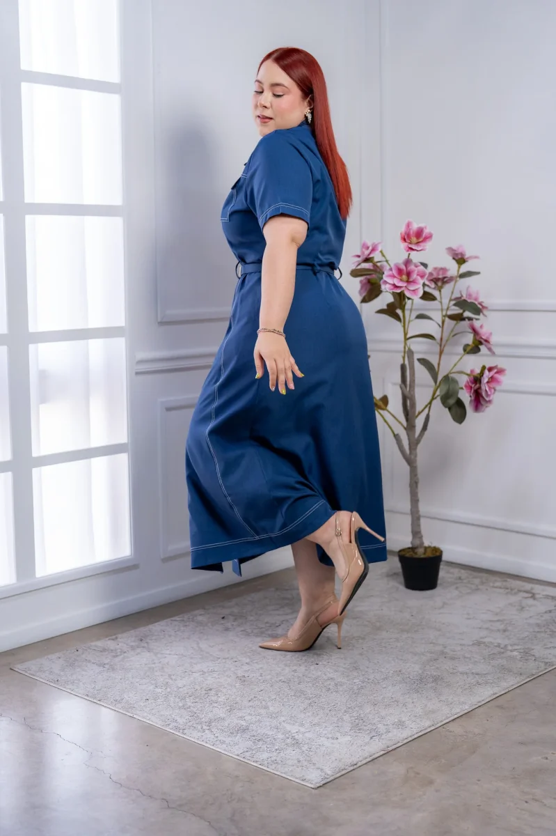 Vestido Midi Curvy Azul Denim Pespuntes Blancos con Cinturón - Imagen 4