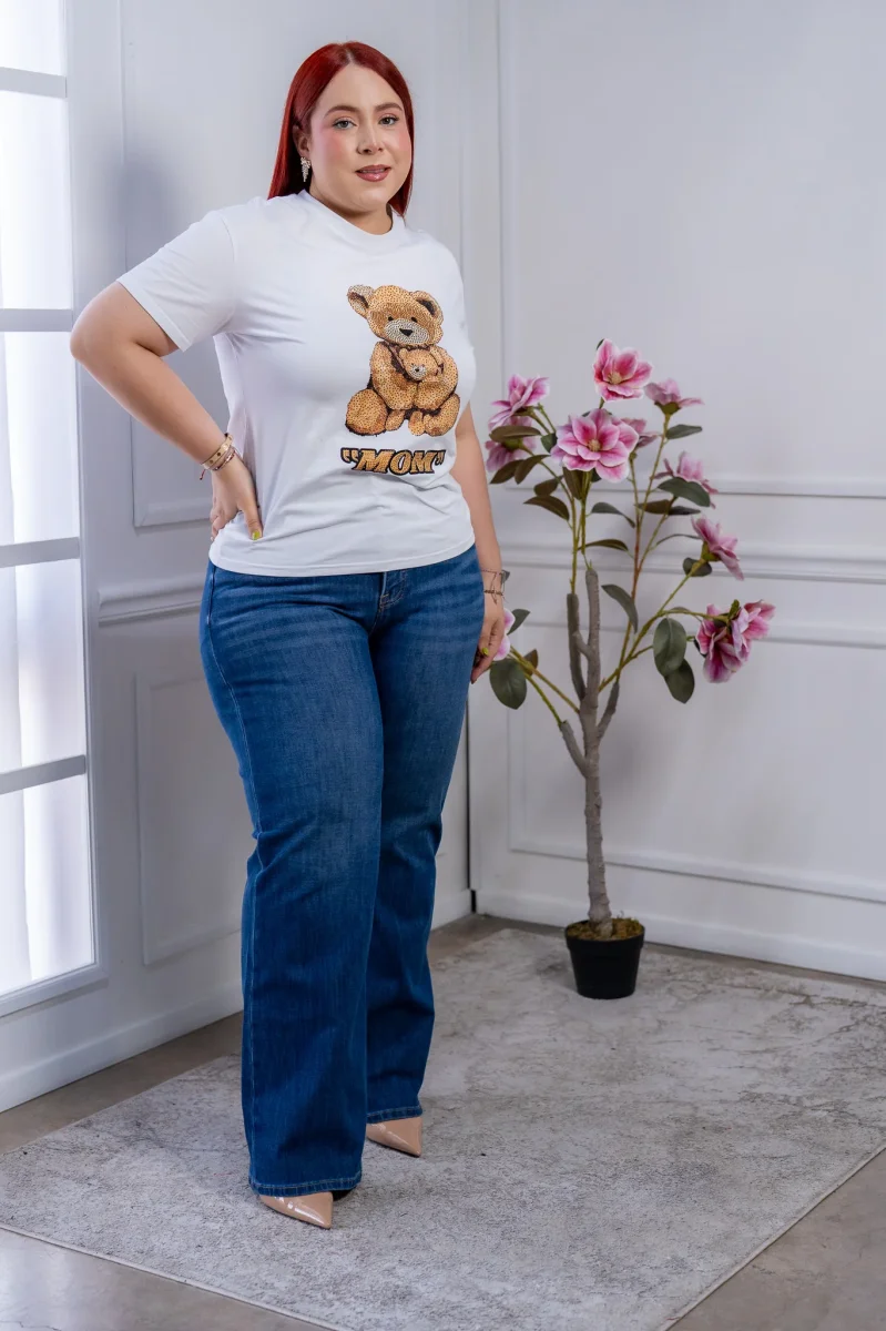 Playera Curvy Blanca MOM con Osito de Pedrería y Aplicaciones - Imagen 4