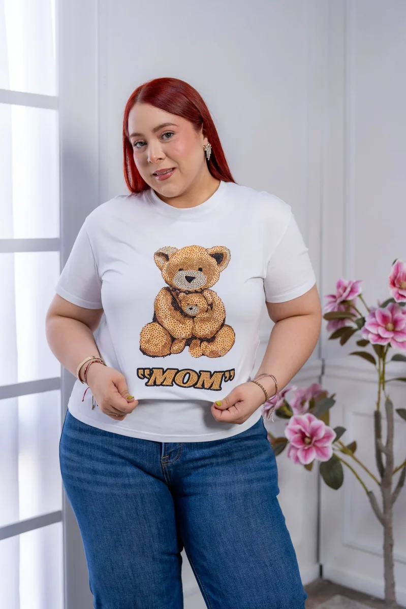 Playera Curvy Blanca MOM con Osito de Pedrería y Aplicaciones - Imagen 2