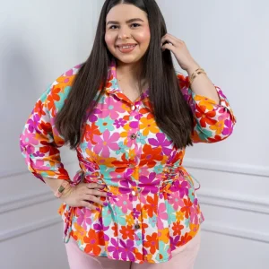 Blusa Curvy Floral Vibrante con Ajuste Lateral Tipo Corset