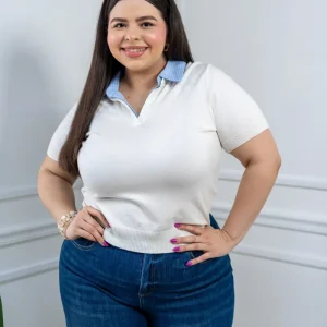 Blusa Curvy Canalada Blanca con Cuello Polo Azul