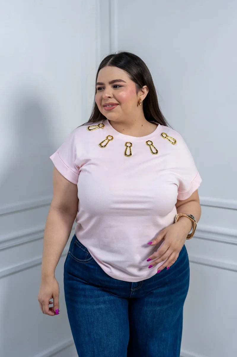 Blusa Curvy Rosa de Algodón con Herrajes Dorados - Imagen 7