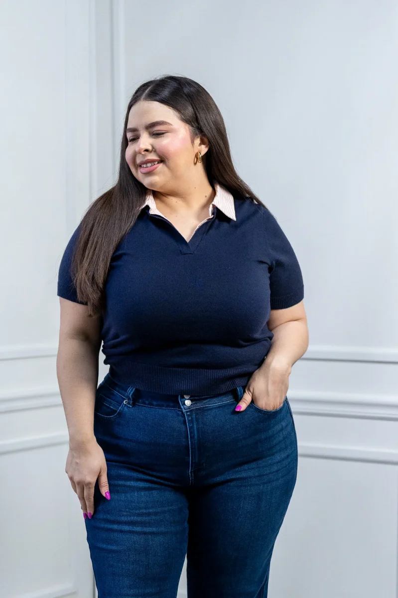 Blusa Curvy Acanalada Azul Marino con Cuello Camisero - Imagen 4