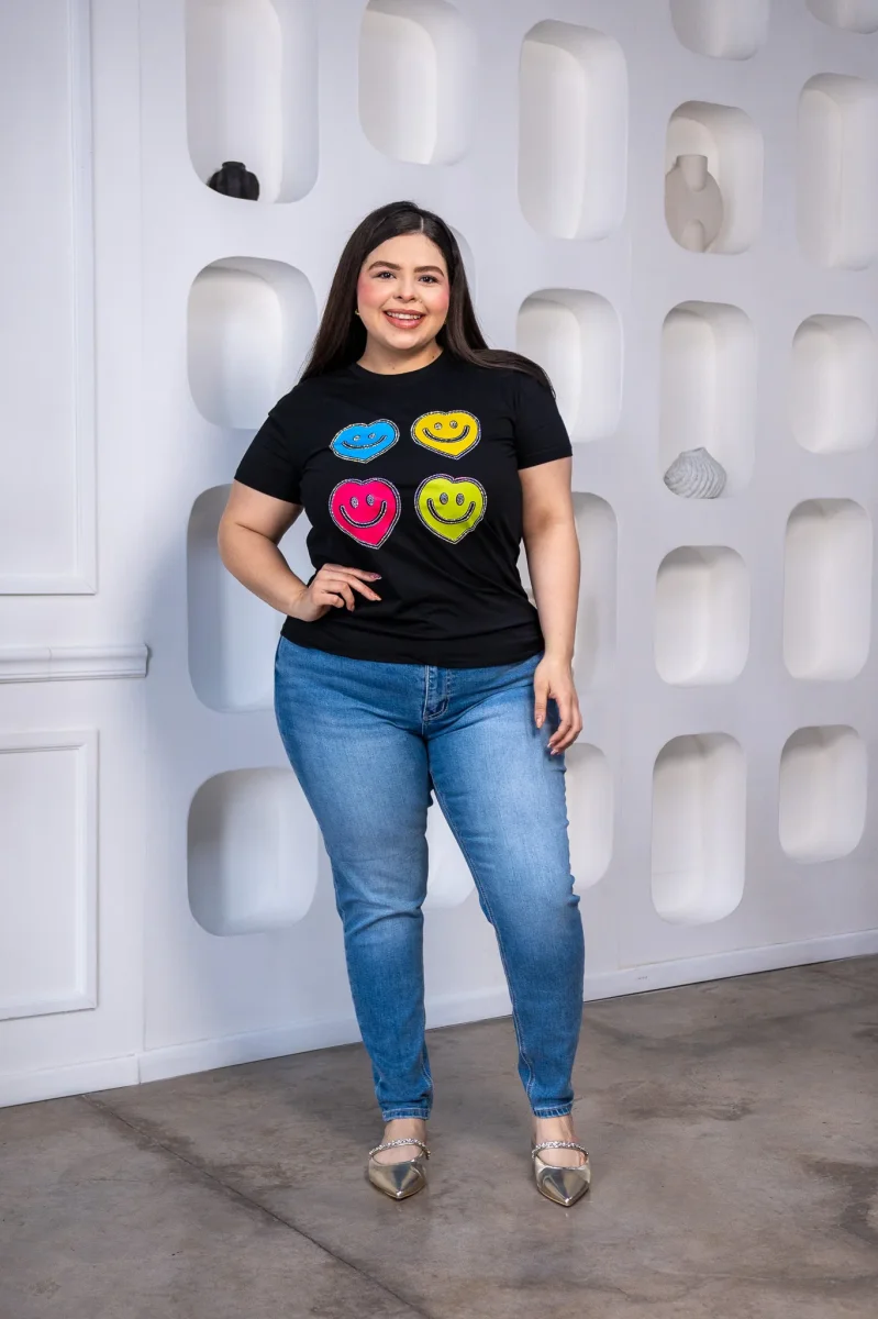 Playera Curvy Caritas Feliz Negra Talla Extra - Imagen 2