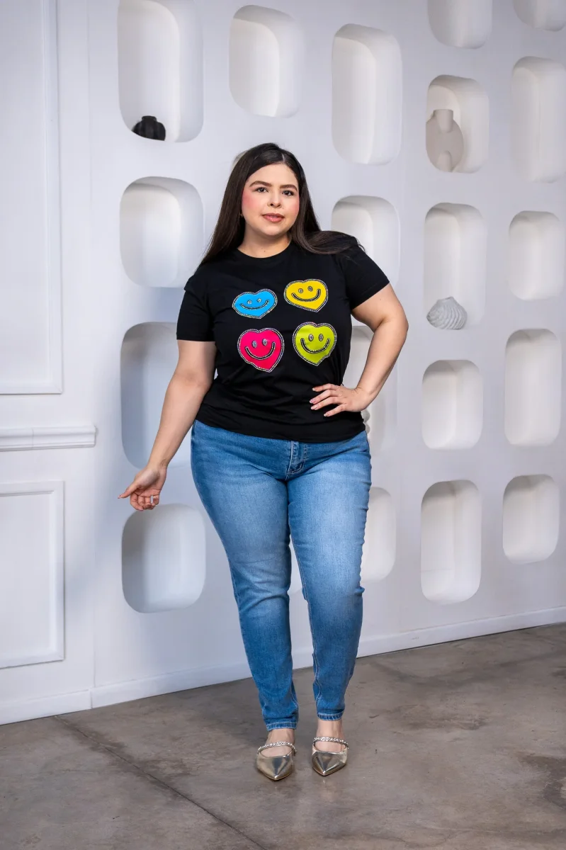 Playera Curvy Caritas Feliz Negra Talla Extra - Imagen 5