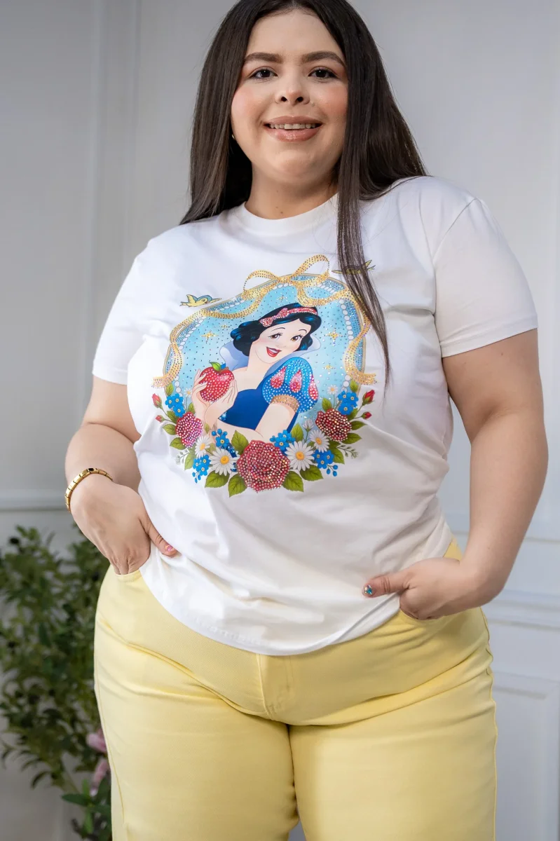 Playera Curvy Manga Corta Blanca Nieves Print Cameo con Cristales Blanco - Imagen 6