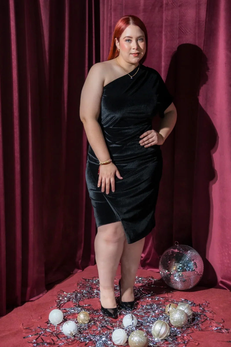 Vestido Curvy One Shoulder Terciopelo Negro Premium Eventos - Imagen 4