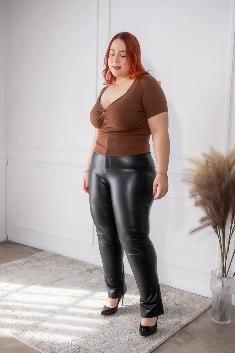 Blusa Curvy Corta Cruzada Café Elegante - Imagen 6