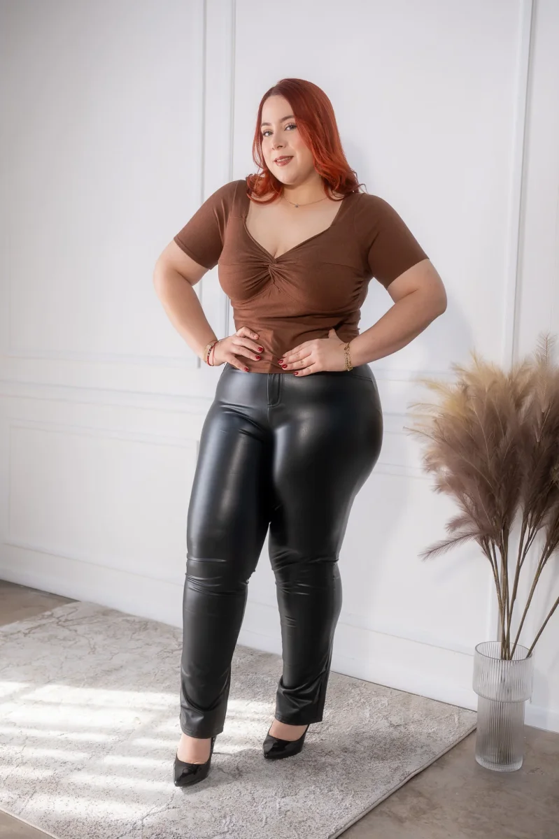 Blusa Curvy Corta Cruzada Café Elegante - Imagen 5