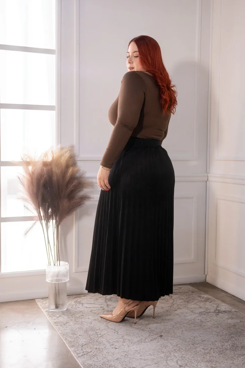Falda Curvy Larga Plisada Gamuza Negra Premium Elegante - Imagen 7