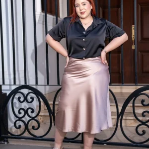 Camisa Curvy Satín Manga Corta Negra Brillo Sutil Versátil