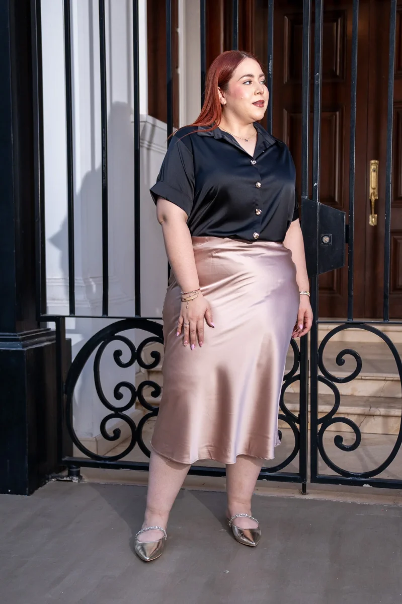 Camisa Curvy Satín Manga Corta Negra Brillo Sutil Versátil - Imagen 5