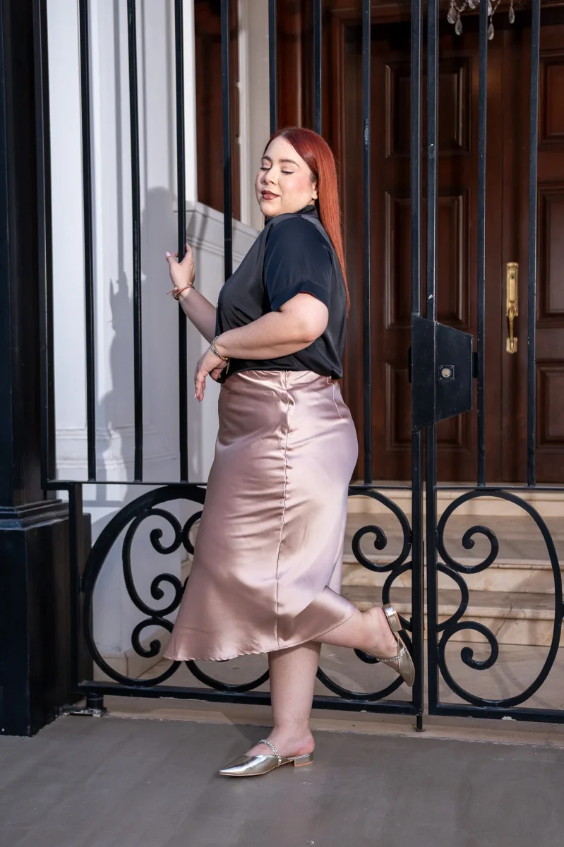 Camisa Curvy Satín Manga Corta Negra Brillo Sutil Versátil - Imagen 8