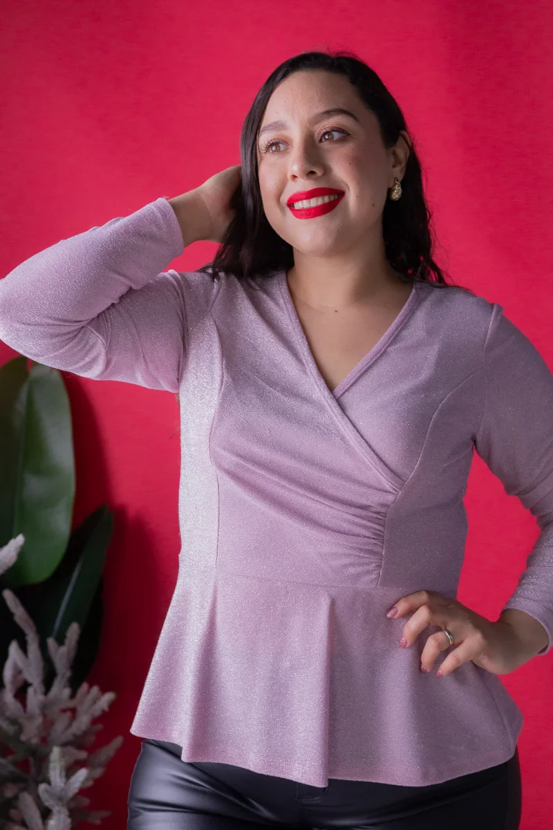 Blusa Curvy Cuello V Peplum Brillo Rosa Plus Size para Mujer - Imagen 3
