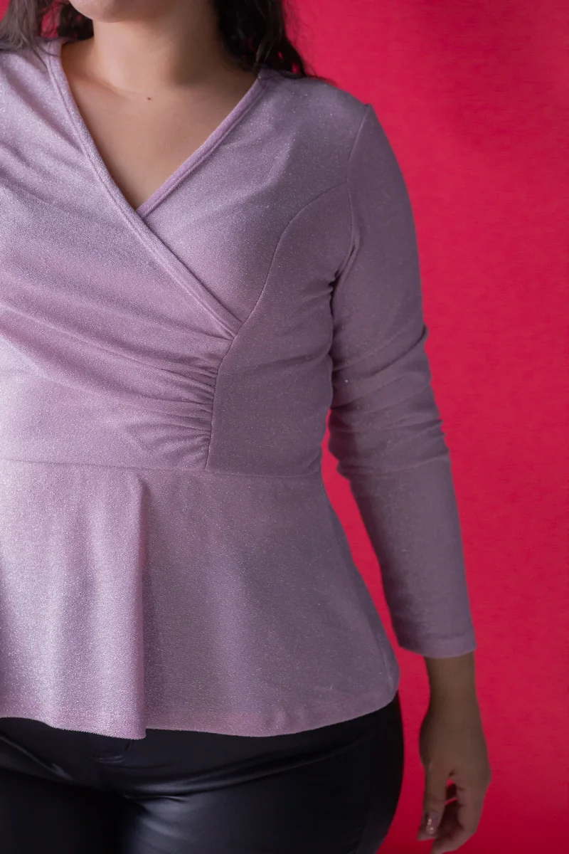Blusa Curvy Cuello V Peplum Brillo Rosa Plus Size para Mujer - Imagen 5