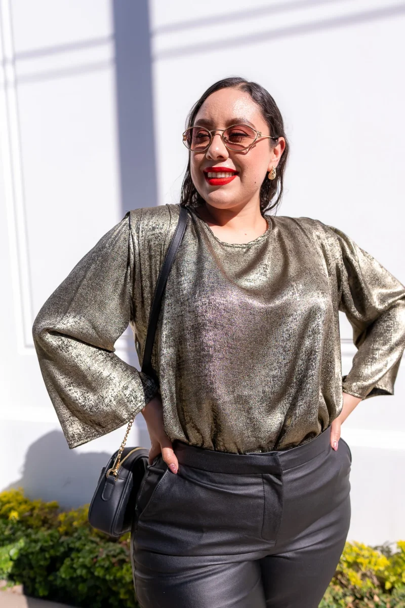 Blusa Metálica Dorada Plus Size para Mujer - Imagen 2