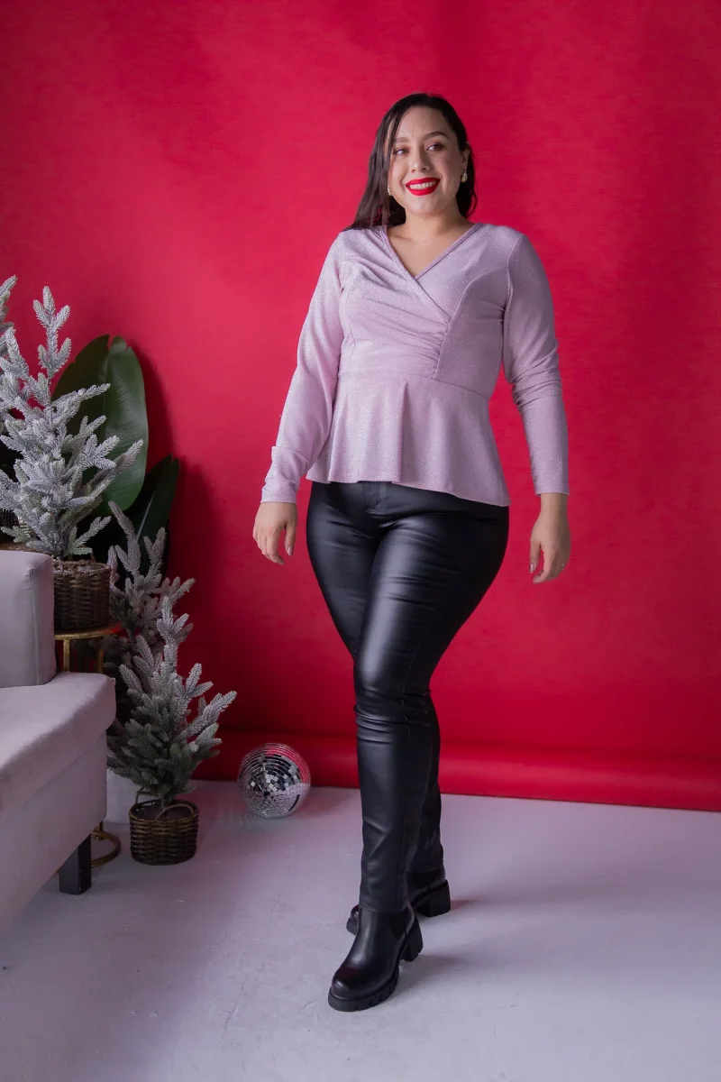 Blusa Curvy Cuello V Peplum Brillo Rosa Plus Size para Mujer - Imagen 2