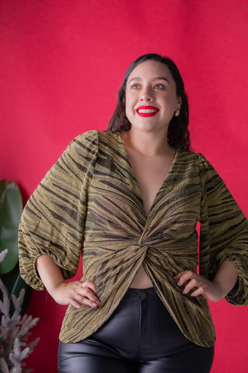 Blusa Curvy con Nudo Estampado Dorado Plus Size para Mujer - Imagen 2