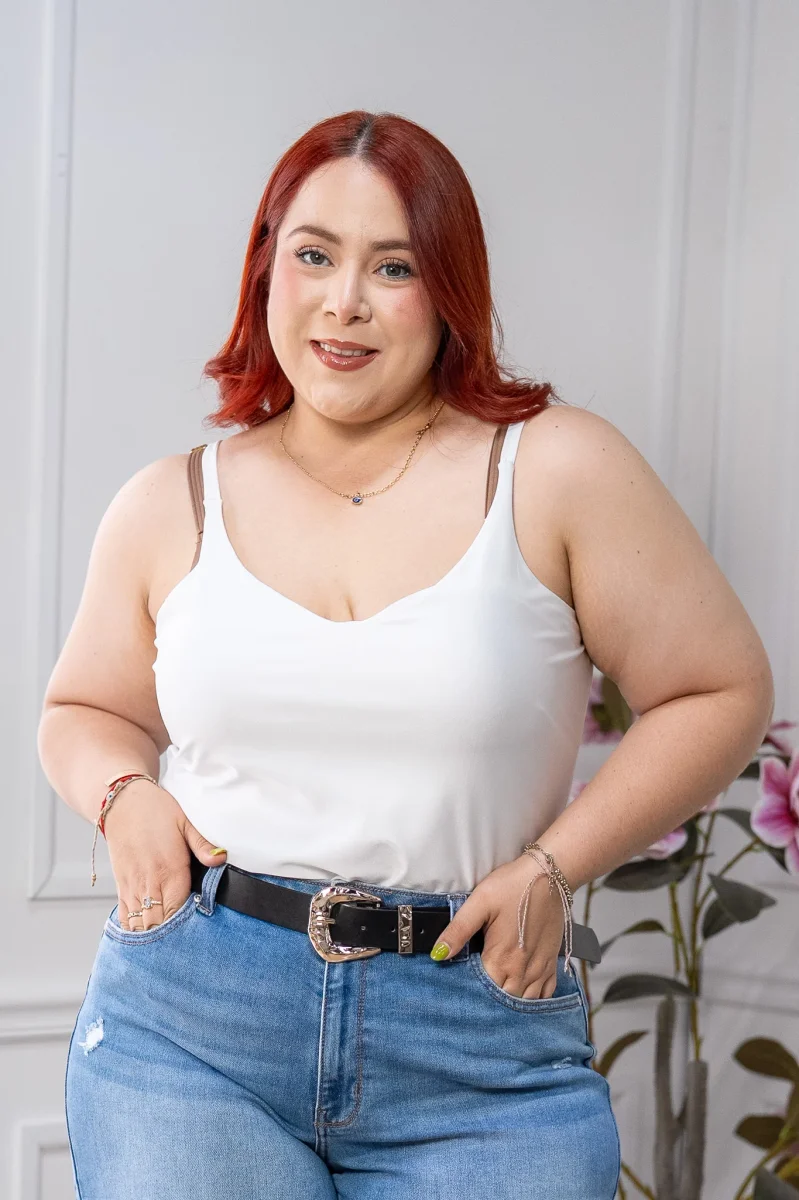Blusa Curvy Tirantes Satín Blanco o Rojo Brillo Sutil Elegante - Imagen 2