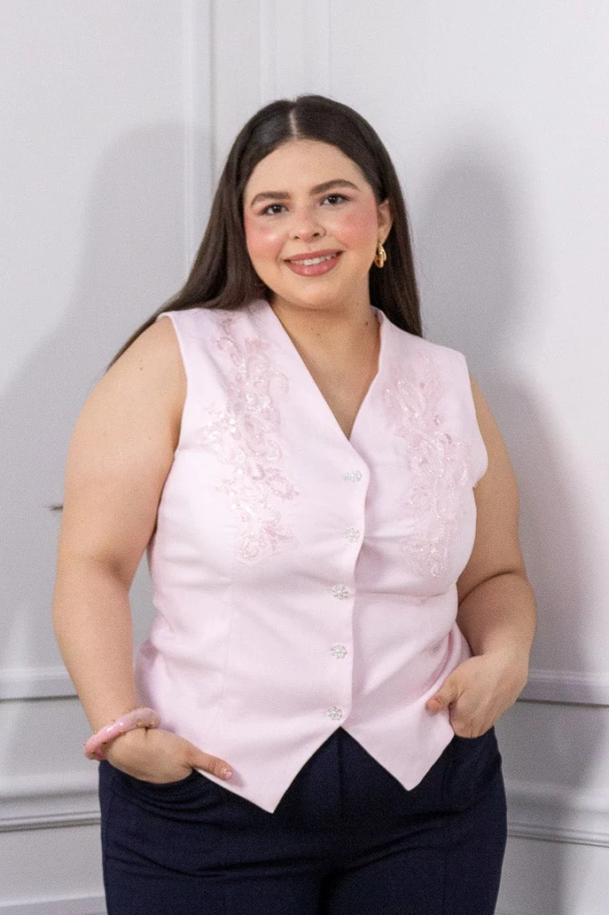 Chaleco Curvy Bordado Botones Sin Mangas Rosa - Imagen 9