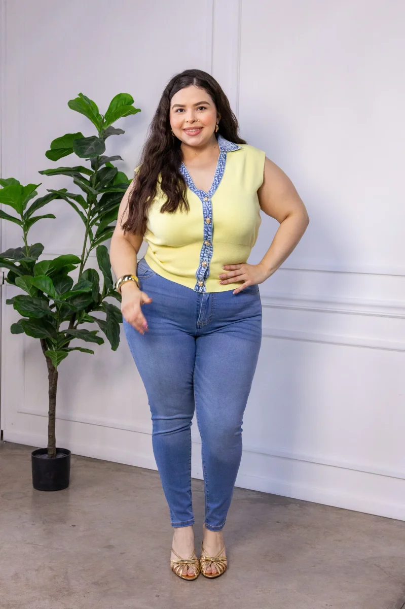 Chaleco Curvy Canalado con Detalle Denim Amarillo - Imagen 9