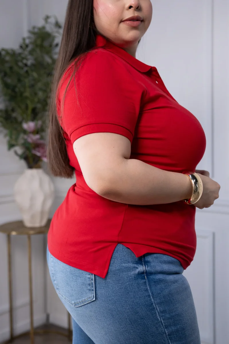 Blusa Polo Curvy Algodón Roja Statement Vibrante - Imagen 7