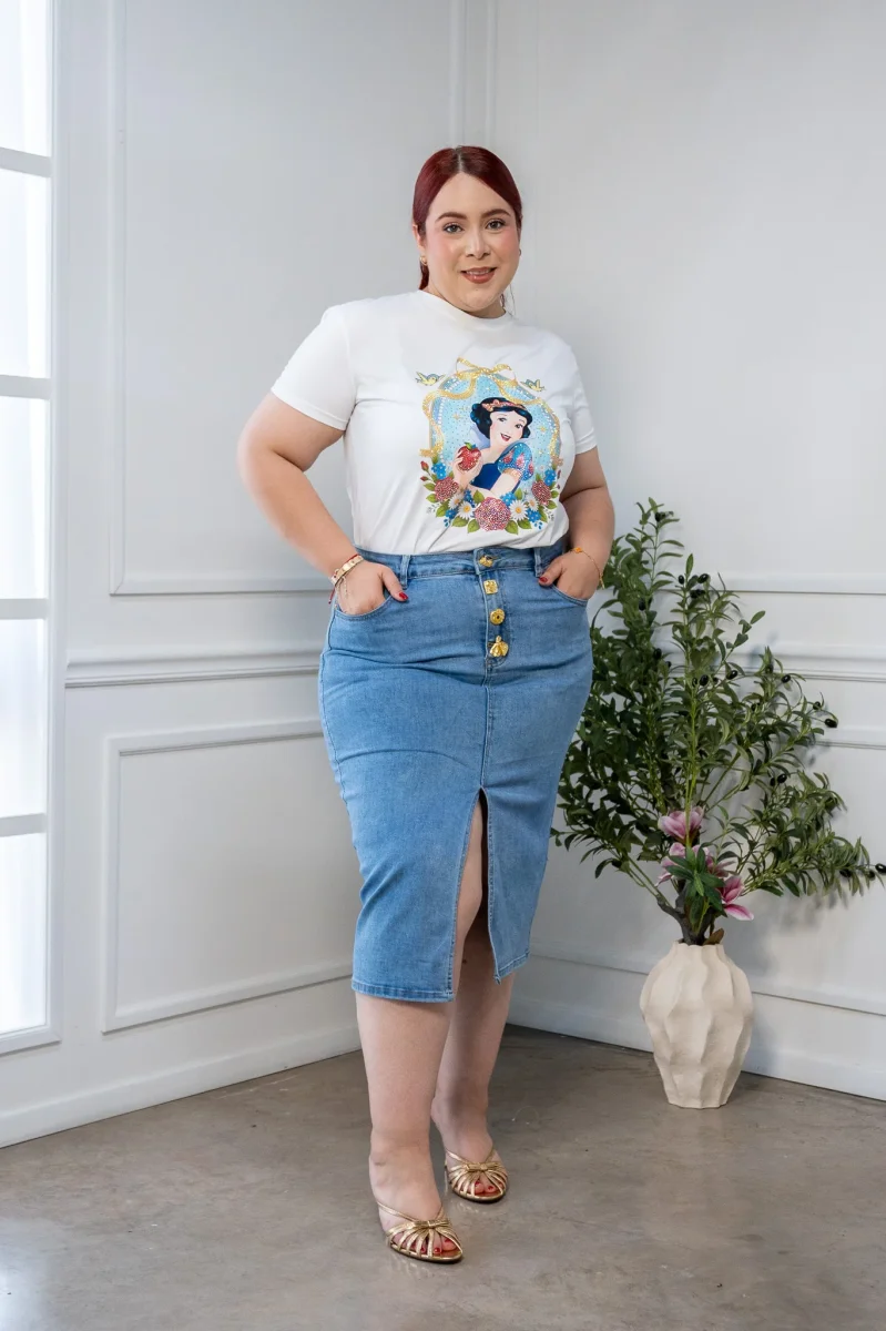 Playera Curvy Manga Corta Blanca Nieves Print Cameo con Cristales Blanco - Imagen 4