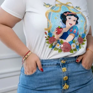 Playera Curvy Manga Corta Blanca Nieves Print Cameo con Cristales Blanco