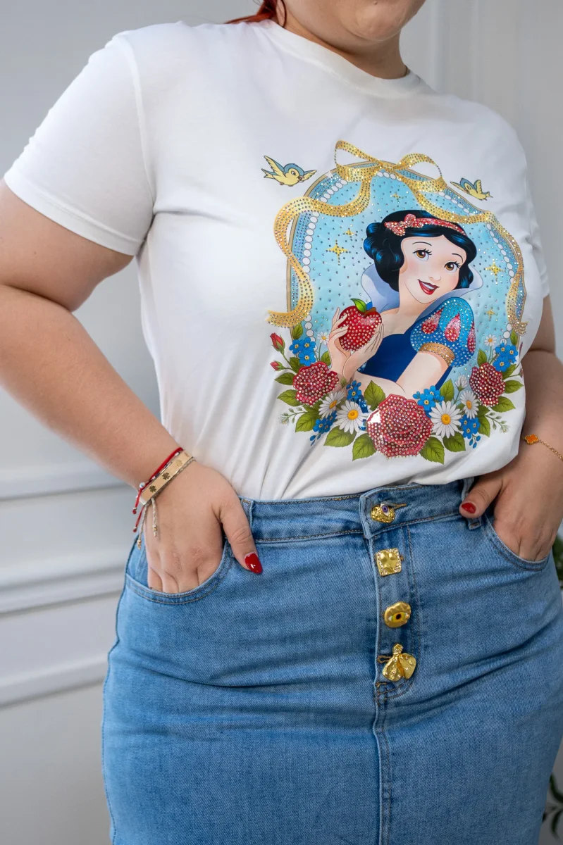 Playera Curvy Manga Corta Blanca Nieves Print Cameo con Cristales Blanco - Imagen 2