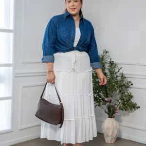 Camisa Curvy Denim con Flores Bordadas Femenina Statement