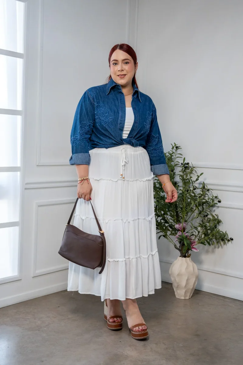 Camisa Curvy Denim con Flores Bordadas Femenina Statement